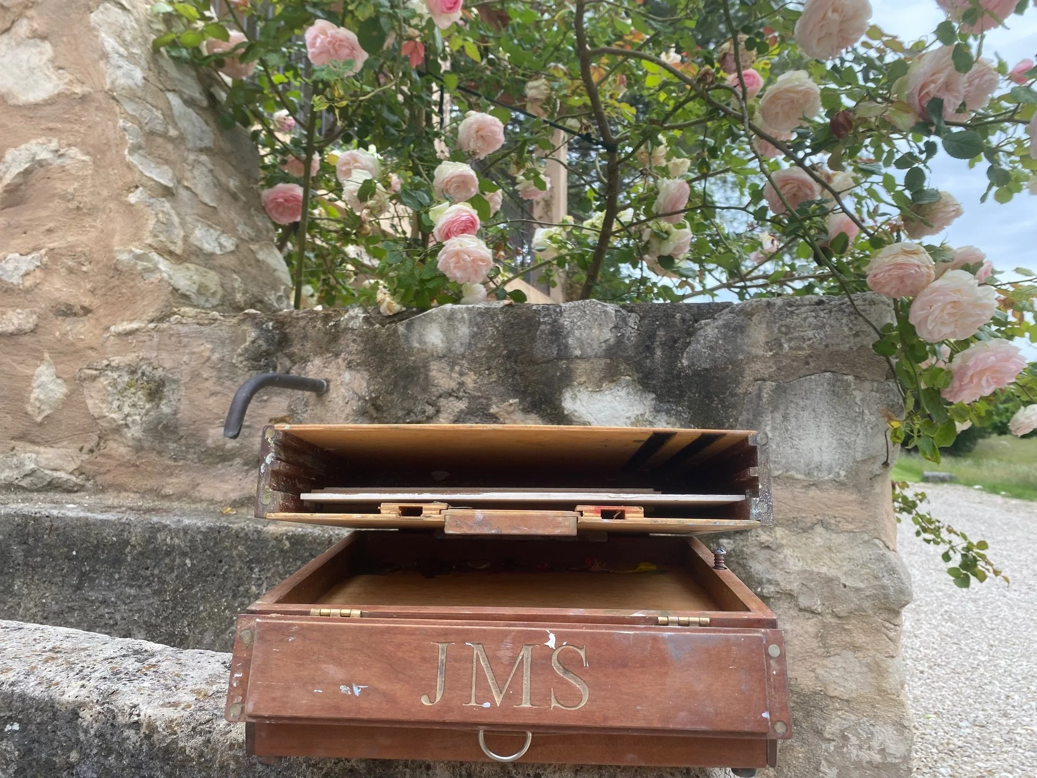 A handcrafted pochade box for plein-air painting